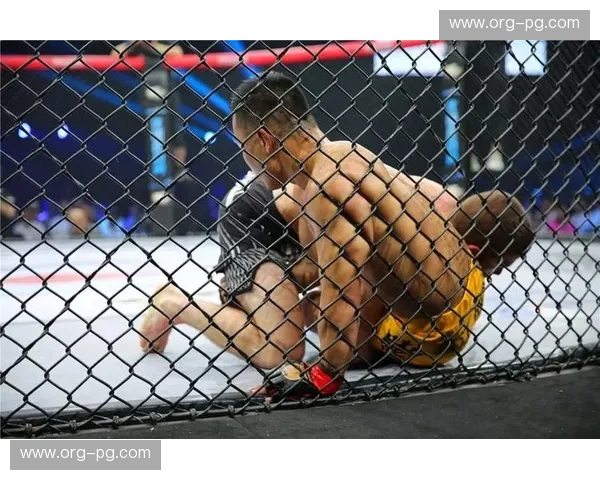 巅峰对决：当“格斗天才”金东炫遇见“能力者”金钟国，谁才是南韩最强肉体？